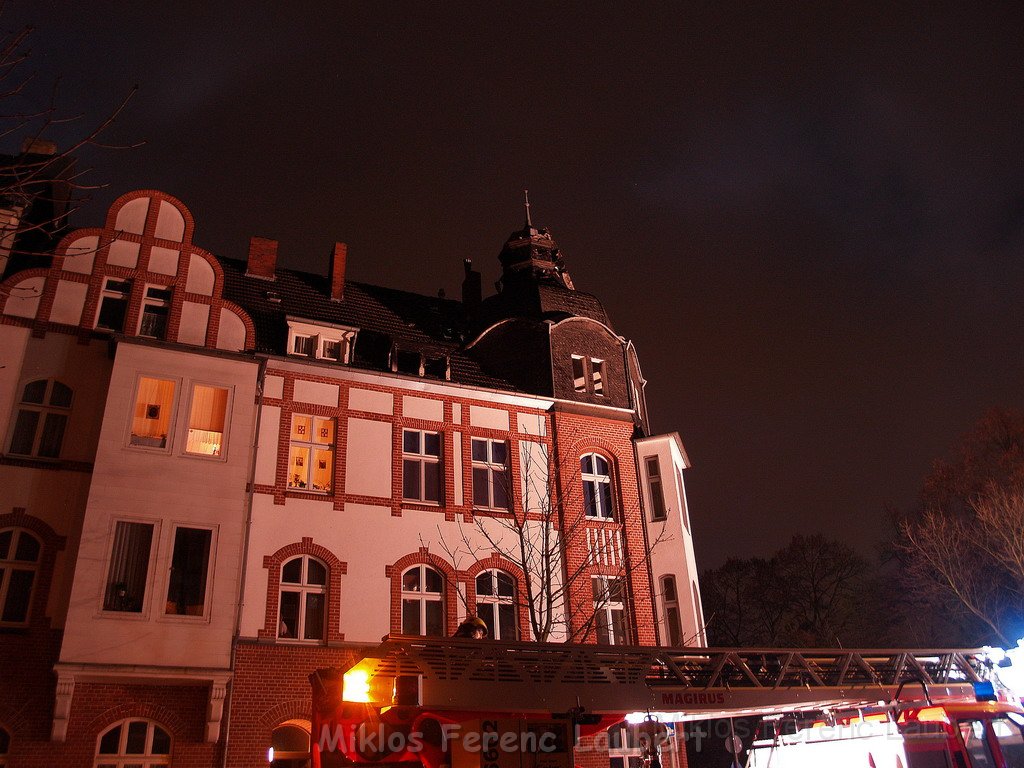 Feuer 3 Dachstuhlbrand Koeln Muelheim Gluecksburgstr P251.JPG